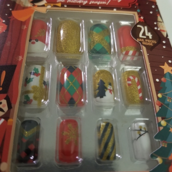 Set Of 24 Press On Christmas Nails and 1 Pair of Sparkly Faux Lashes - Picture 4 of 4